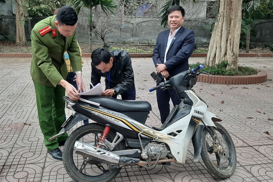 Nhận lại xe máy bị mất cắp ngày cận Tết