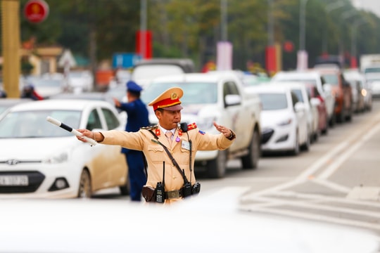 Cảnh sát căng mình điều tiết giao thông những ngày cận Tết ở thành phố Vinh