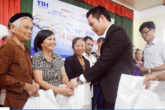 Công ty cổ phần TTH Group trao 100 suất quà Tết vì người nghèo