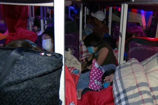 Xe khách 46 chỗ nhồi nhét 99 công nhân Nghệ An từ Bình Dương về quê ăn Tết