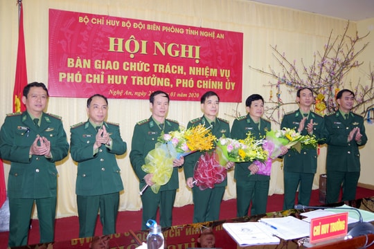 Bàn giao chức trách nhiệm vụ các Phó Chỉ huy trưởng, Phó Chính ủy BĐBP tỉnh Nghệ An