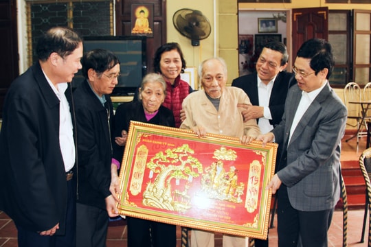 Phó Bí thư Thường trực Tỉnh ủy Nguyễn Xuân Sơn chúc thọ các đồng chí nguyên lãnh đạo tỉnh