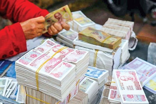 Đổi tiền lẻ, tiền mới ở Nghệ An: Ngân hàng khan hiếm, 'chợ đen' sôi động