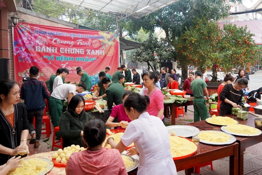 Bệnh viện Đa khoa Cửa Đông gói hơn 5.000 bánh chưng Tết tặng bệnh nhân, cán bộ, nhân viên 