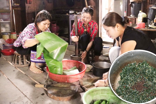 Hấp dẫn, thơm ngon món mọc rêu đáy sông gói lá chuối ngày Tết