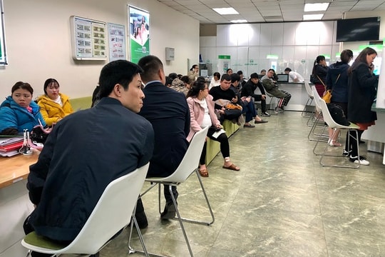 Xếp hàng cả giờ để giao dịch ngân hàng ngày cuối năm