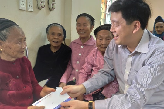 Ban Tuyên giáo Tỉnh ủy và BIDV Nghệ An tặng quà Tết tại Tương Dương 