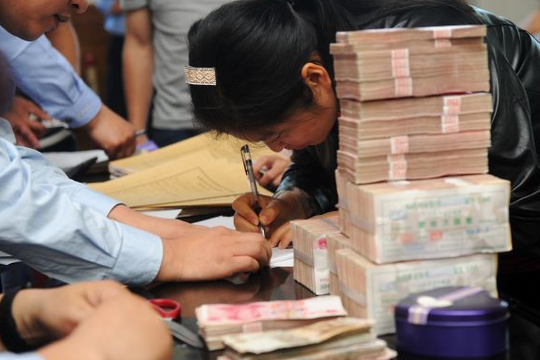 Không thưởng Tết, bắt ký cam kết, nhân viên lại mừng hơn được tiền