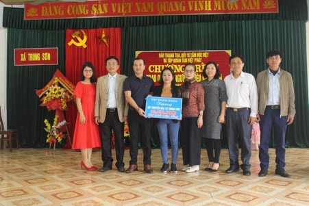  Đoàn công tác Thanh tra Chính phủ tặng quà cho người nghèo xã Trung Sơn