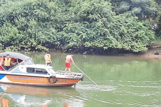 Cùng gia đình về quê ăn Tết, bé trai 10 tuổi nghi đuối nước trên sông Hoàng Mai