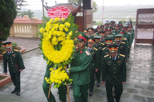 Cán bộ, chiến sỹ Lữ đoàn 414 dâng hương tưởng nhớ các anh hùng liệt sỹ