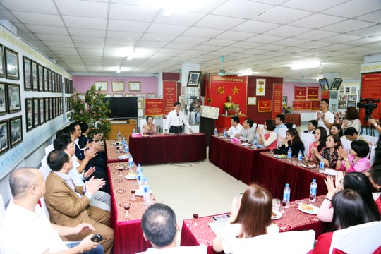 Phó Bí thư Tỉnh ủy Nguyễn Văn Thông chúc Tết các cơ quan, đơn vị trong đêm Giao thừa