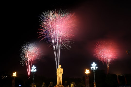 Mãn nhãn màn pháo hoa chào năm mới trên bầu trời thành Vinh