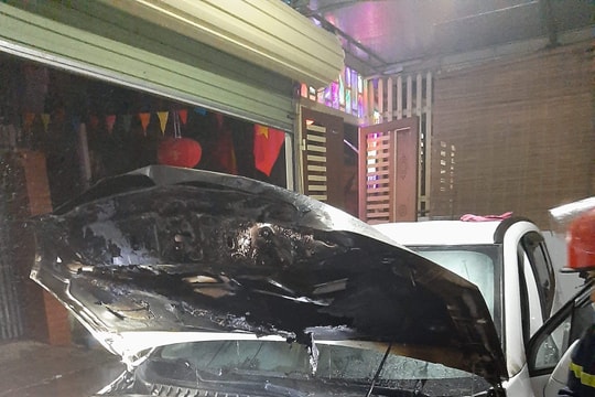 Xe ô tô một người dân ở TP Vinh bốc cháy, 2 xe cứu hỏa tới khẩn cấp dập lửa 