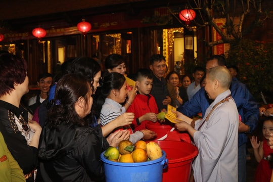 Người dân nô nức đi chùa cầu an đêm giao thừa