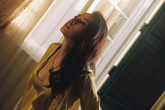 Chi Pu táo bạo tung ảnh bán 'nuy' ngày đầu năm