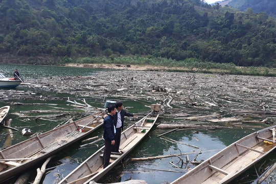 Từ mùi hôi hạ du, Thủy điện Bản Vẽ phát hiện bãi rác nổi khổng lồ ở thượng nguồn Nậm Nơn