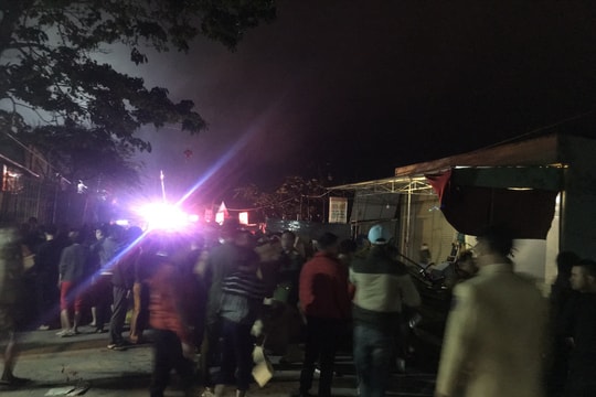 Cháy kho hàng tạp hóa giữa đêm mùng 2 Tết