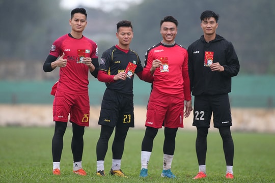 Dàn sao trẻ SLNA nhận tin vui, khoe lì xì đầu năm trong buổi tập khai xuân