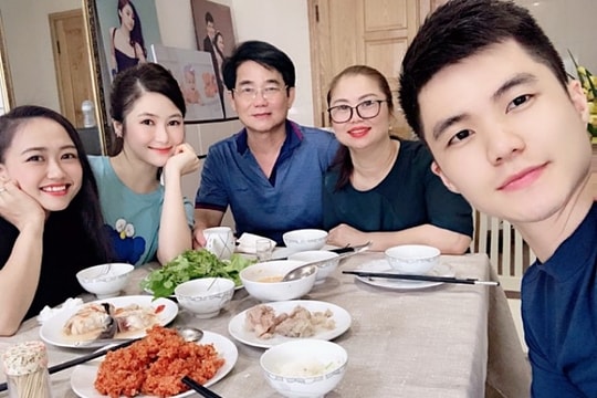 Hương Tràm quây quần bên gia đình dịp Tết