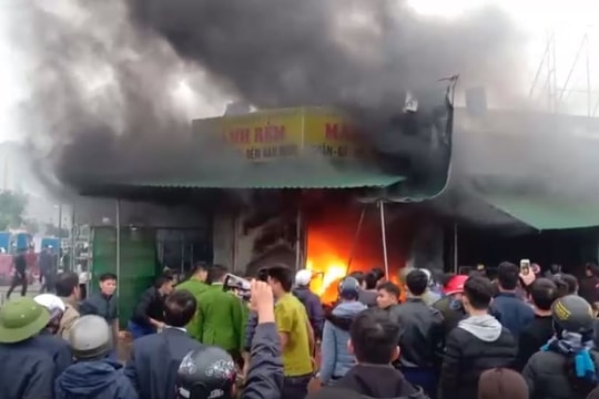 2 ki ốt bốc cháy dữ dội trong ngày mùng 4 Tết ở Nghệ An