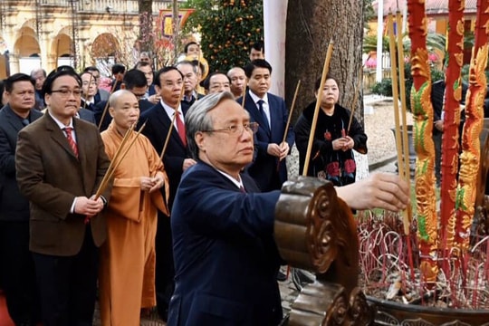 Thường trực Ban Bí thư Trần Quốc Vượng dâng hương tại Hoàng thành Thăng Long