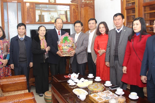 Đồng chí Nguyễn Xuân Sơn chúc Tết trí thức, văn nghệ sỹ tiêu biểu