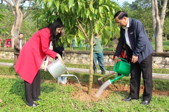 HĐND tỉnh dâng hương tưởng niệm Chủ tịch Hồ Chí Minh và trồng cây đầu năm mới