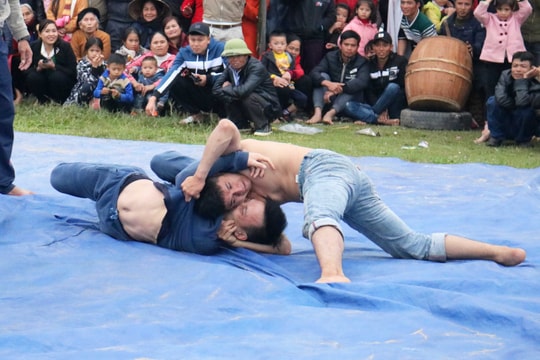 Hấp dẫn những pha tranh tài của trai làng trong hội vật đầu Xuân