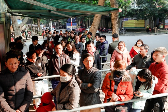 Sau Tết, người dân ở Nghệ An chen chân làm hộ chiếu, chứng minh thư