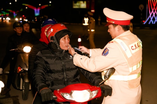 Bị phạt 2,5 triệu đồng vì uống 2 chén rượu tân niên, người đàn ông Nghệ An xin giao xe cho cảnh sát