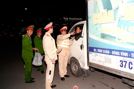 Nghệ An: Xử phạt 319 trường hợp vi phạm nồng độ cồn sau 1 tháng triển khai Nghị định 100