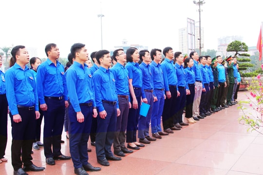 Tuổi trẻ Nghệ An dâng hoa báo công với Bác