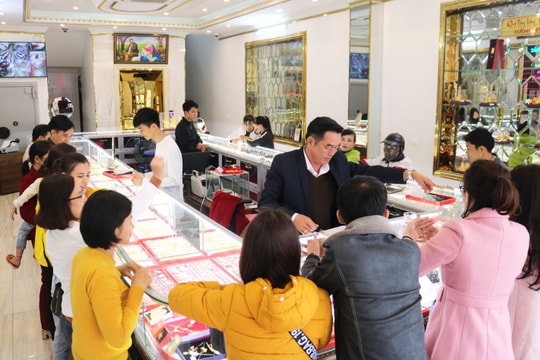 Người dân đổ xô đi mua vàng Trọng Phúc lấy may trước ngày vía thần Tài