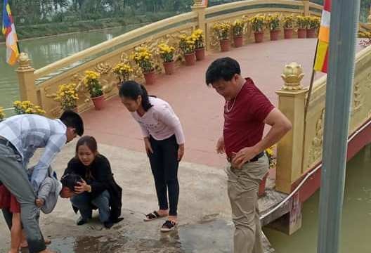 Thầy giáo dũng cảm cứu cháu bé bị rơi xuống hồ nước