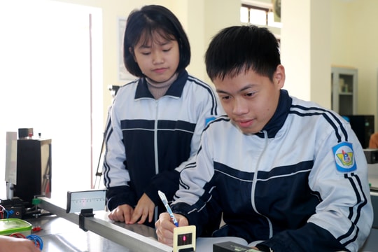 Nghệ An: Hai anh em ruột 'nắm tay nhau' đoạt giải Nhất, Nhì học sinh giỏi Quốc gia