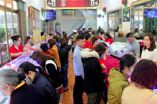 Giá vàng lên hơn 46 triệu đồng/lượng, người dân Nghệ An chen chân mua trong ngày vía Thần Tài