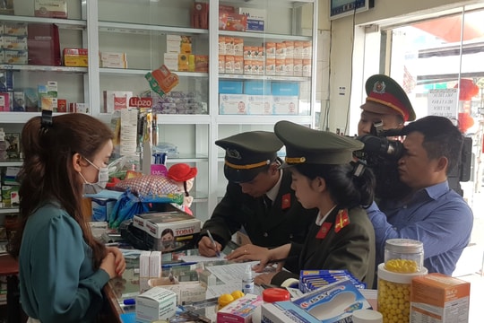 Nghệ An đình chỉ một nhà thuốc 'chặt chém' giá khẩu trang