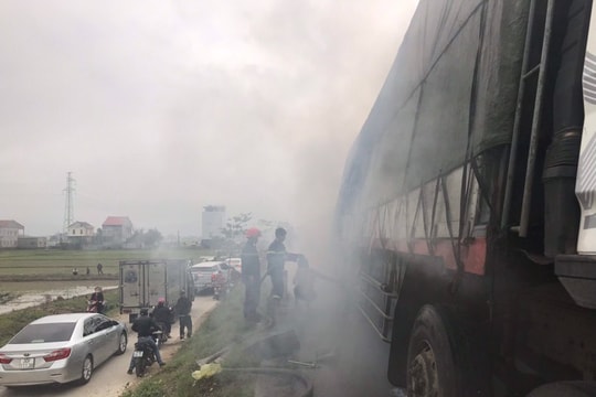 Xe ô tô tải chở ngói bất ngờ bốc cháy trên đường tránh Vinh