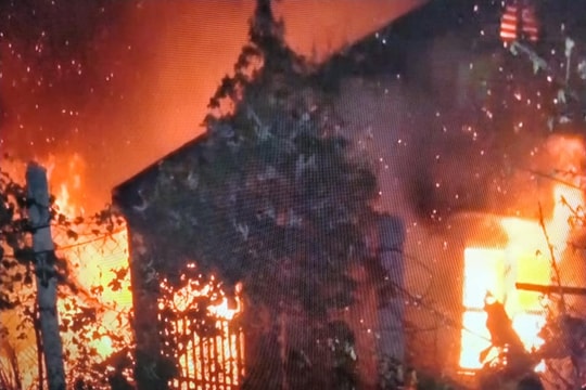 Cụ bà thoát chết trong vụ cháy trụi ngôi nhà gỗ 3 gian 