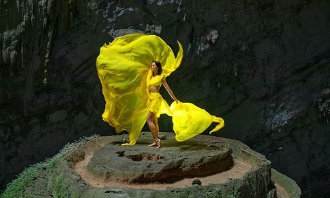 H'Hen Niê tung váy dạ hội đẹp tựa 'nữ thần' trong hang Sơn Đoòng