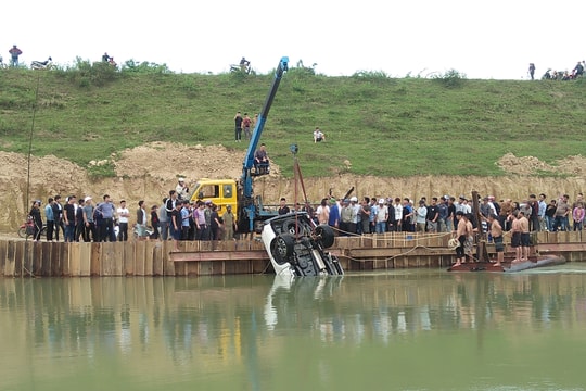 Ô tô bán tải lật nhào xuống sông ở Nghệ An