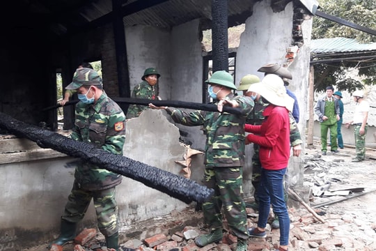 BĐBP Nghệ An giúp người dân khắc phục hậu quả hỏa hoạn