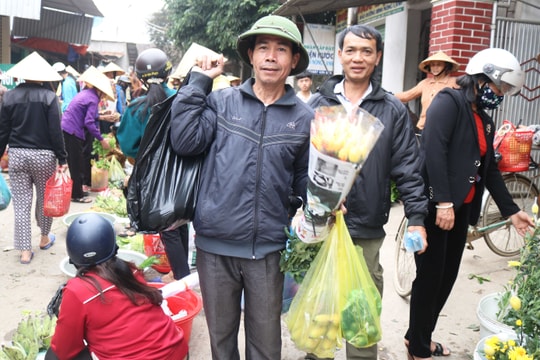 Nhộn nhịp chợ quê chuẩn bị đón Rằm