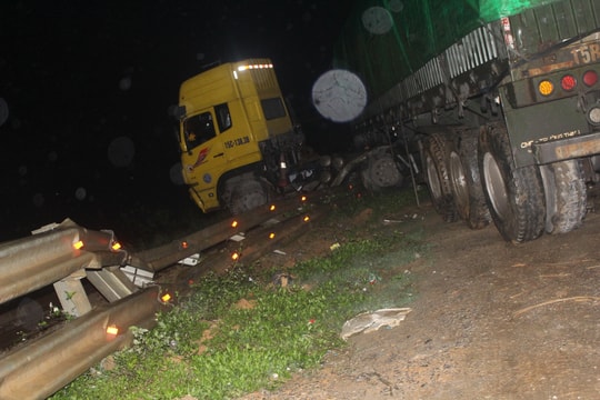 Hàng chục người giải cứu container 'trèo' lên đường sắt trong đêm ở Nghệ An