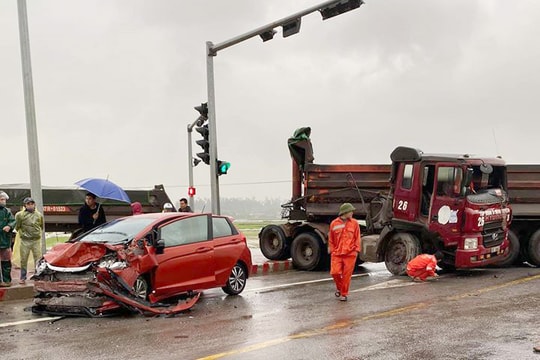 Va chạm với xe tải, ô tô con nát bét đầu