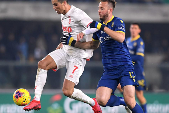 Juventus thua dù Ronaldo ghi bàn; Jose Mourinho gây bất ngờ với tóc mới