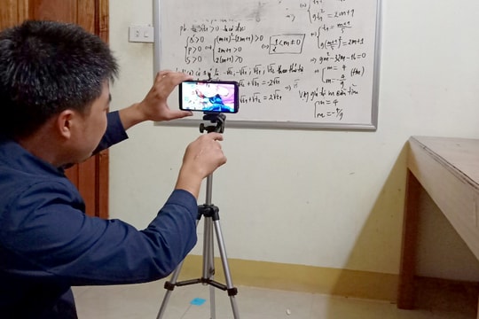 Thầy giáo vùng cao Nghệ An làm video trực tuyến, dạy học trò trong mùa dịch