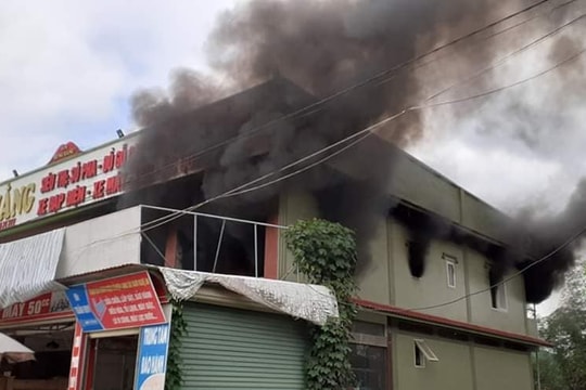 Cháy lớn ở cửa hàng nội thất tại Nghệ An