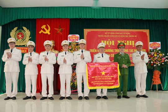 Trung đoàn Cảnh sát cơ động Bắc Trung Bộ đón nhận Cờ thi đua của Chính phủ